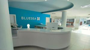 an office with a blue wall and a desk with a computer at BLUESEA Anba Romaní in Cala Millor