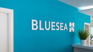 a blue wall with a sign that reads bluerza at BLUESEA Anba Romaní in Cala Millor