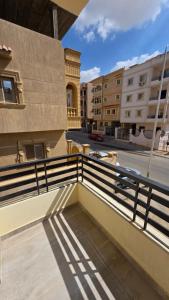 ein Balkon eines Gebäudes mit einem Geländer in der Unterkunft Evrest in New cairo