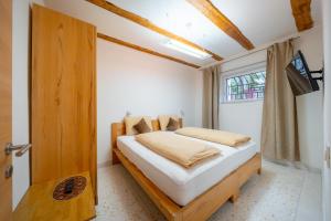 a bedroom with a bed in a room with a window at Gardar Studio Fox in Bolzano