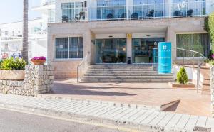 ein Gebäude mit einem Schild davor in der Unterkunft BLUESEA Cala Millor in Cala Millor