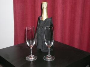 Duas taas de vinho numa mesa com uma garrafa de champanhe em Quinta Vale Porcacho na Tbua
