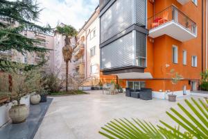 an empty courtyard in a building with trees and plants at Gardar Studio Fox in Bolzano