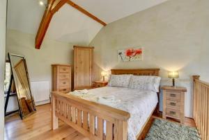 a bedroom with a bed and a dresser at 1 Bed in Tiverton oc-work in Bampton