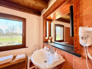 a bathroom with a sink and a window at Villa Saten in Pavia dʼUdine