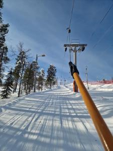 ein Skilift mit einer Stange im Schnee in der Unterkunft Suomunkutsu 2 in Suomutunturi