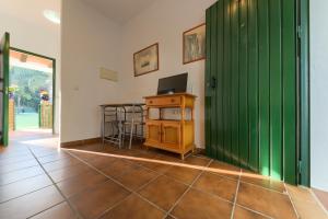 a room with a green door and a table at Bungalows & Glamping Conil Playa in Conil de la Frontera
