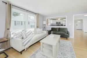 a living room with a white couch and a table at Hidden Gem Lake House 3BR, 2.5BA in Holbrook