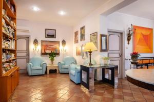 a living room with blue chairs and a table at L'Elisea Maison De Charme in Castellabate