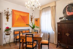 a dining room with a table and chairs at L'Elisea Maison De Charme in Castellabate