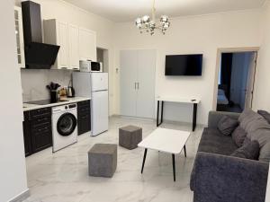 eine Küche und ein Wohnzimmer mit Sofa und Tisch in der Unterkunft Memory Apart Hotel in Yerevan