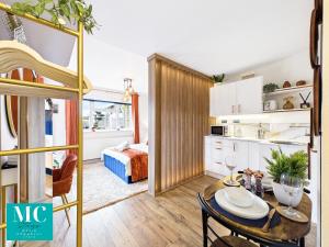 a small apartment with a dining room and a bedroom at The Cosy Retreat in Droitwich