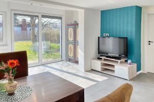 a living room with a tv and a table at Wachtelkönig in Lübbenau