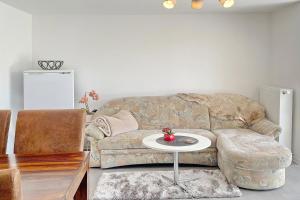 a living room with a couch and a table at Wachtelkönig in Lübbenau