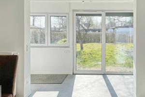 an empty room with two windows and a door at Wachtelkönig in Lübbenau