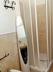 a bathroom with a mirror and a sink at Grazioso appartamento con tutti confort in Lu Lioni +7 photos