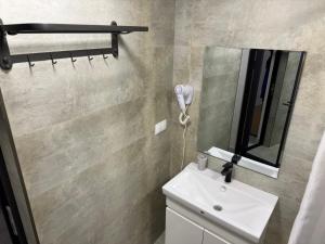 ein Badezimmer mit Waschbecken und Spiegel in der Unterkunft Memory Apart Hotel in Yerevan + 39 Fotos