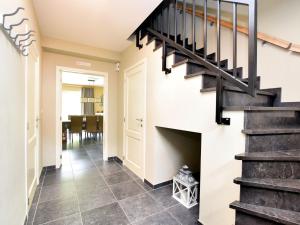 un pasillo con una escalera en una casa en Modern Holiday Home in Hastiere near Forest, en Hastière-par-delà