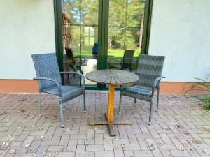 a table and three chairs and a table and chairs at Laubhütte Baum 1 in Burg