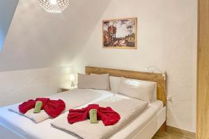 a white bed with two towels on top of it at Spreeblick Baum 5 in Burg