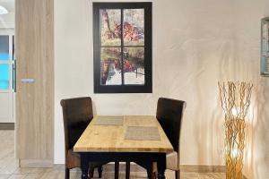 a dining room table with chairs and a picture on the wall at Spreeblick Baum 5 in Burg +17 photos