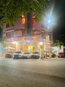 a parking lot with cars parked in front of a building at Hotel Thúy Hằng Núi Sam Châu Đốc in áº¤p VÄ©nh ÃÃ´ng