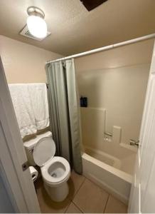 Et badeværelse på Copper Star Condominiums + 4 billeder