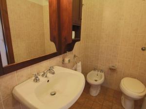 A bathroom at Farmhouse in Proceno with Pool Views