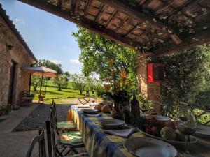 A garden outside Farmhouse in Proceno with Pool Views