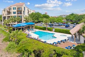 an overhead view of a pool at a resort at 201 Captains Quarters in Hilton Head Island