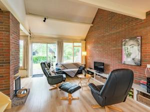 uma sala de estar com uma parede de tijolos em Cosy holiday home in Lauwersoog em Lauwersoog