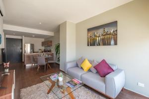 a living room with a couch and a table at Nido x Gran Ciudad Nuevo Sur in Monterrey