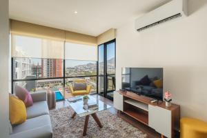 a living room with a couch and a tv at Nido x Gran Ciudad Nuevo Sur in Monterrey