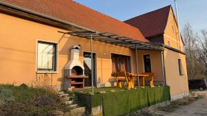 a house with an outdoor oven on the side of it at Ferienwohnung Freund & Berndt in Nermsdorf