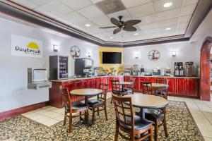 Days Inn by Wyndham Pearl/Jackson Airport tesisinde bir restoran veya yemek mekanı