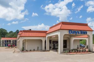 a day inn building with a red roof at Days Inn by Wyndham Pearl/Jackson Airport in Pearl