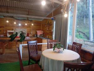 a kitchen and dining room with a table and chairs at BTR Farm in Da Ðeum (2)