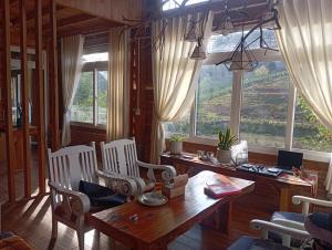 a dining room with a table and chairs and a window at BTR Farm in Da Ðeum (2) +16 photos