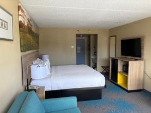 a hotel room with a bed and a flat screen tv at Days Inn by Wyndham Gettysburg in Gettysburg
