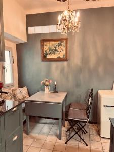 a kitchen with a table and a chandelier at La Clé de la Porte Rentals in Antibes