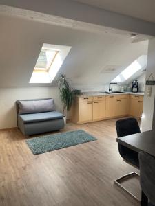 a living room with a couch and a kitchen at Ferienwohnung Klitzschen Nähe Torgau in Mockrehna