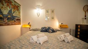 a bedroom with a bed with towels on it at Villa Averla-Costa Paradiso, con giardino vista graniti e mare in Costa Paradiso