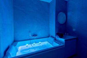 a blue bathroom with a tub with a blue lighting at L'escale Mourillon - Plage, Balnéo & Soleil in Toulon