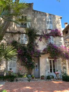 a building with flowers on the side of it at La Clé de la Porte Rentals in Antibes