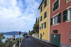 a street next to a building and a body of water at Casa Anita - Storia & Mare in Zoagli