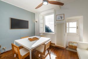 a dining room with a white table and a ceiling fan at Casa Anita - Storia & Mare in Zoagli