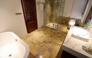 a bathroom with a toilet and a sink and a shower at Levallois luxure in Levallois-Perret