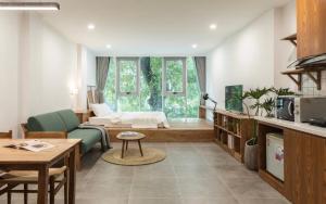 a living room with a couch and a bed at Levallois luxure in Levallois-Perret