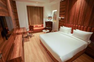 a bedroom with a bed and a desk and a chair at Best Western Vrindavan in Vrindāvan +82 photos