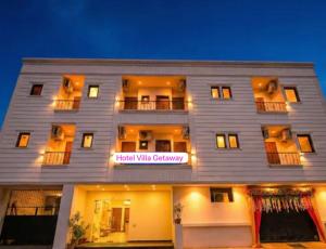 a hotel with a sign that reads hotel villa gateway at Hotel Villa Getaway in New Delhi